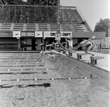 128806 Afbeelding van zwemtrainingen in het openlucht wedstrijdbad van het Zwembad Den Hommel (Kennedylaan 5) te Utrecht.